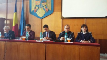 Poliţiştii constănţeni le-au explicat vârstnicilor pericolul înşelăciunii prin metoda Accidentul
