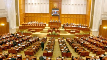 Proiectul prin care parlamentarii îi pot angaja la cabinet pe cei cu care au lucrat în ultimii 5 ani, adoptat de Parlament