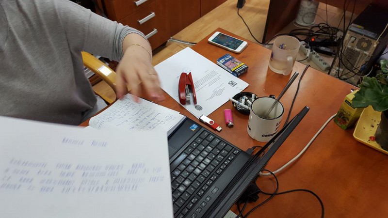 Un constănțean e REVOLTAT: "În Primăria din Valu lui Traian se FUMEAZĂ în BIROURI" Un constănțean e REVOLTAT: "În Primăria din Valu lui Traian se FUMEAZĂ în BIROURI"