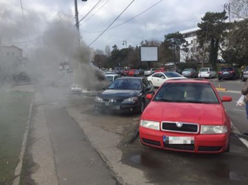 Un autoturism a luat foc în faţa Prefecturii Constanţa!