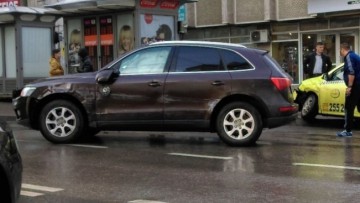 Accident în faţa sediului SRI din Iaşi. Un parlamentar PSD s-a ciocnit cu un taxi