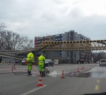 Pregătiri pentru sezonul estival: Se refac marcajele rutiere în Mamaia