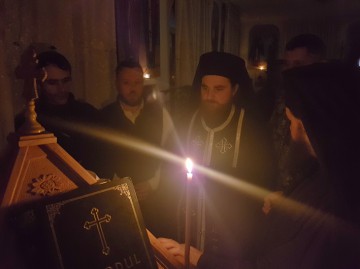 La mânăstirea Sf. Ilie de la Istria, slujbele se ţin la lumina lumânării. Racordarea la electricitate costă cât un kilometru de autostradă!
