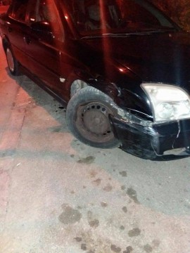 Un șofer beat a făcut prăpăd pe strada Adamclisi! A intrat cu mașina în pilonii de pe trotuar