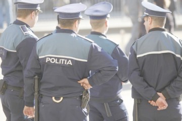 Poliţiştii protestează în faţa Prefecturii Constanţa!