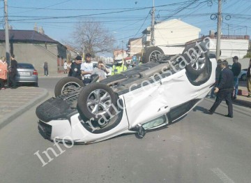 Accident rutier: un bolid a ajuns cu roţile în sus!
