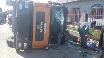 ACCIDENT RUTIER GRAV: s-a răsturnat o maşină de gunoi; trei persoane au ajuns la spital!