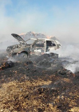 Un incendiu izbucnit la şirele de paie a cuprins şi un autoturism