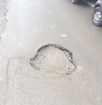 Cratere cu duiumul pe străzile din Constanţa!
