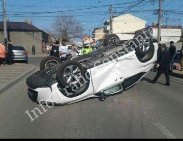 Accident rutier în Constanța: O mașină s-a răsturnat!