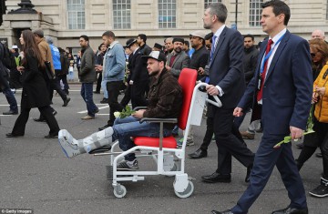 Constănţeanul rănit în atacul de la Londra, cu piciorul în ghips pe podul terorii
