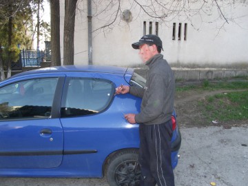 Prins de jandarmi în timp ce se pregătea să spargă o maşină!