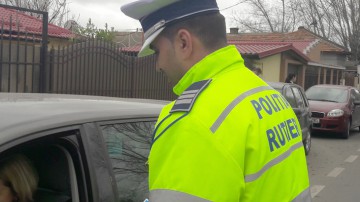 O femeie care circula cu mașina neînmatriculată, depistată de polițiști