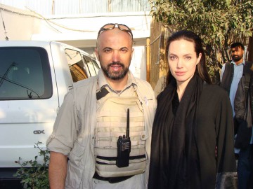 Bărbatul care a murit după ce s-a izbit cu mașina de un tren a fost bodyguardul Angelinei Jolie