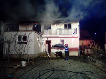 Incendiu violent la Lumina! Mansarda unei case s-a făcut scrum!