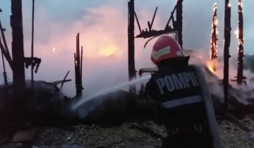 O hală a ars în totalitate la Siminoc - VIDEO