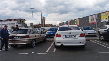 Parcarea de la Kaufland, plină de ''handicapați''