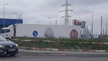 Sensurile giratorii din Constanţa, decorate cu ouă!