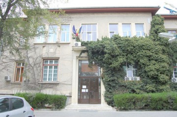 Un student beat a făcut CIRC în curtea Universităţii “Ovidius”!