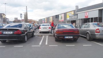 Chiar dacă parcarea este goală, constănţenii „trag” tot la locurile rezervate persoanelor cu handicap!