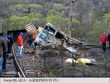 Pasagerii sunt transportați cu mijloace auto între stațiile Petroșani și Pui după deraierea trenului de marfă