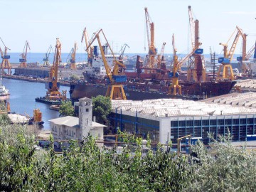 Un muncitor care lucra la reparaţia unei nave în Portul Constanţa s-a prăbuşit în hambarul barjei!