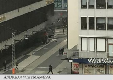 Un camion a intrat în mulțimea de pe o stradă comercială din centrul orașului Stockholm; trei morți