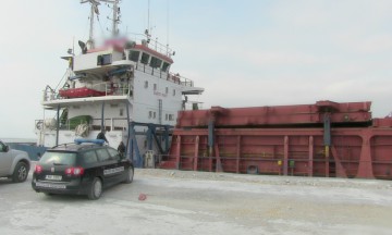 Zeci de mii de căni şi pahare, confiscate în Port