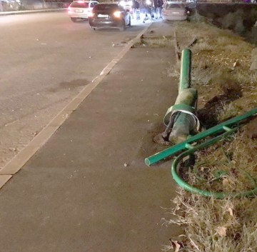 TERIBILISMUL e în FLOARE: O MINORĂ a dărâmat cu maşina un semn de circulaţie, la Ipanera!