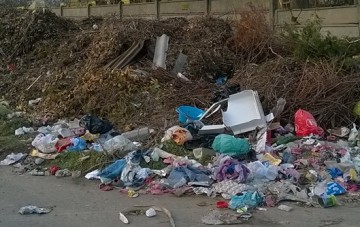 În atenția autorităților: MUNȚI de gunoaie pe strada care duce la Biobaza Constanța