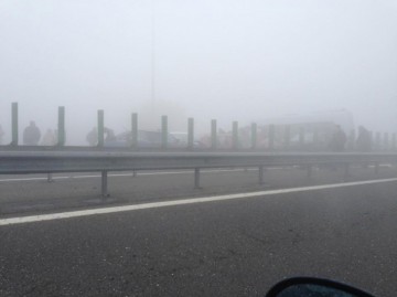 La un pas de tragedie pe A2! Un şofer a intrat într-un parapet şi a blocat traficul