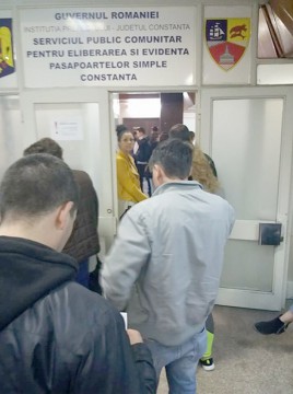 Cozi interminabile la Direcţia de Paşapoarte, înainte de sărbători! Vezi care sunt taxele