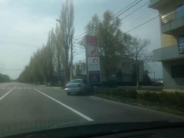 Accident în Mamaia în prima zi de Paște! Un șofer a intrat într-un panou publicitar