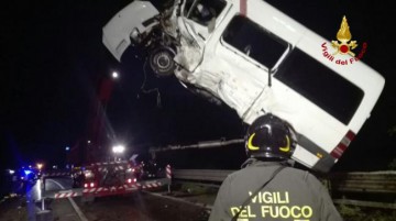 Opt români răniți într-un accident grav în Italia!