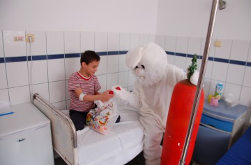 Iepurașul Morcovilă i-a vizitat pe copiii bolnavi în spitalele constănțene