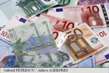 Moneda națională s-a depreciat, luni, în raport cu euro