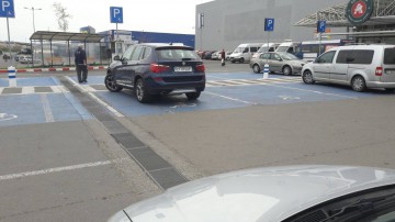 Hal de parcări la Auchan din Constanţa: strâmbe sau pe locurile persoanelor cu dizabilităţi