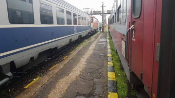 Mai multe trenuri care veneau spre Constanţa, BLOCATE la Feteşti!