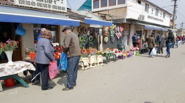 Florile de la poarta cimitirului, PREŢURI PESTE LIMITA BUNULUI SIMŢ