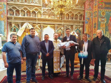 Copilul născut în șenilată a primit taina botezului - VIDEO