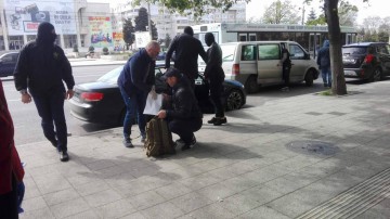 Mascații au intervenit cu pistoalele la Casa de Cultură!