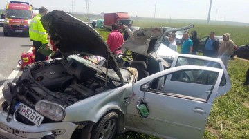 IMAGINI CUMPLITE de la accidentul cu mașina care a intrat într-un TIR: mai mulți răniți în stare CRITICĂ