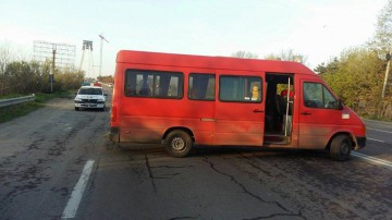 CIRC pe podul de la Agigea! Şoferul unui microbuz a blocat traficul după ce a fost amendat de poliţişti