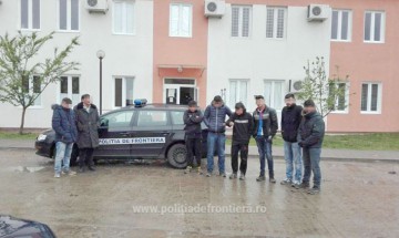 21 de migranţi, opriţi la frontiera cu Serbia
