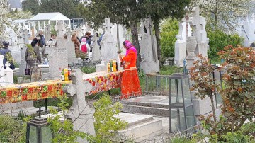 Se păstrează „tradiţiile” de Paştele Blajinilor: mese întinse printre cavouri şi grătare!