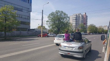 TERIBILISM la Constanța! Doi tineri s-au urcat pe o decapotabilă și au mers așa de-a lungul unui bulevard