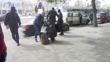 FLAGRANT la Casa de Cultură: traficant de droguri pus la pământ!