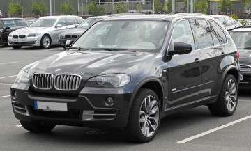 Hoţii care au spart un BMW X5 și au plecat cu aproape 100.000 lei, trimişi în judecată