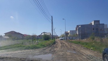Locuitorii din Palazu Mare sunt revoltaţi: „Dacă se repară asfaltul, de ce nu se fac lucrări de calitate?”