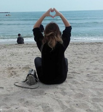 Constănțenii și turiștii au luat cu asalt plaja din Mamaia! Au apărut și primele șezlonguri